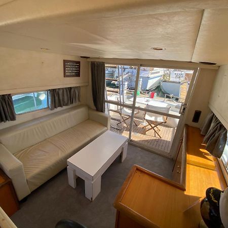 - Divali - Duerme En Un Confortable Yate En Barcelona Hotel ซานต์อาเตรียเดเบซอซ ภายนอก รูปภาพ