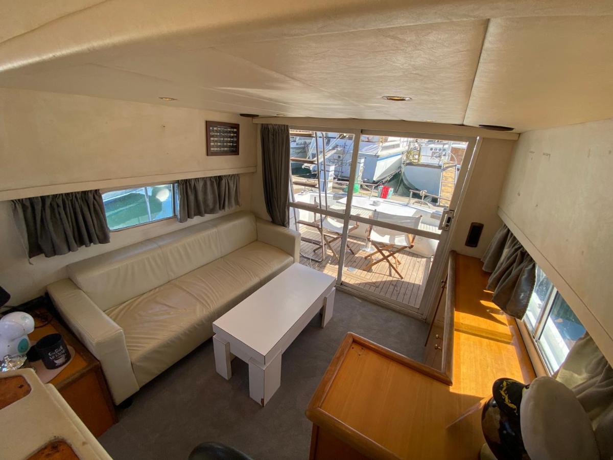 - Divali - Duerme En Un Confortable Yate En Barcelona Hotel ซานต์อาเตรียเดเบซอซ ภายนอก รูปภาพ